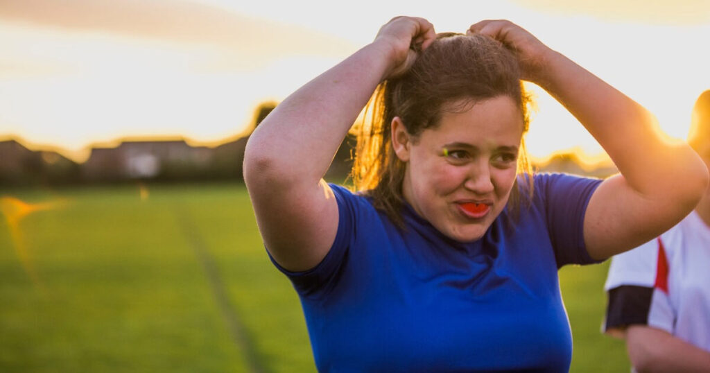 Female player tying her hairs